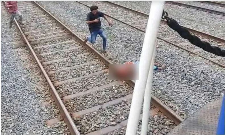 সন্তানের মৃত্যুশোকে রেললাইনে শুয়ে পড়লেন মা